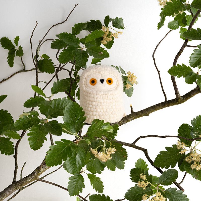 Peluche en forme de chouette blanche en laine feutrée. 