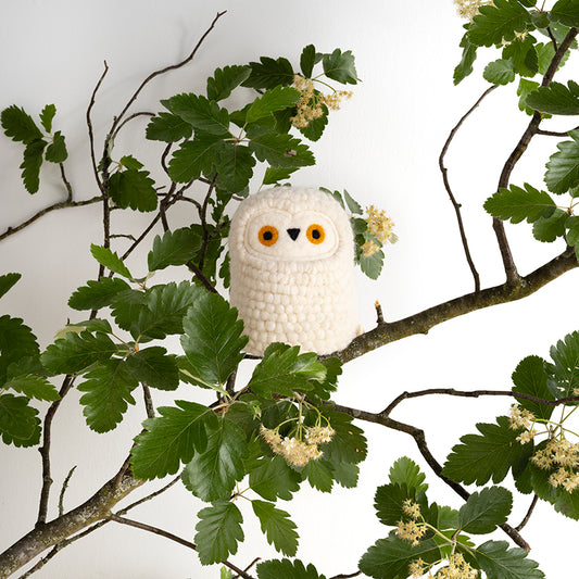 Peluche en forme de chouette blanche en laine feutrée. 