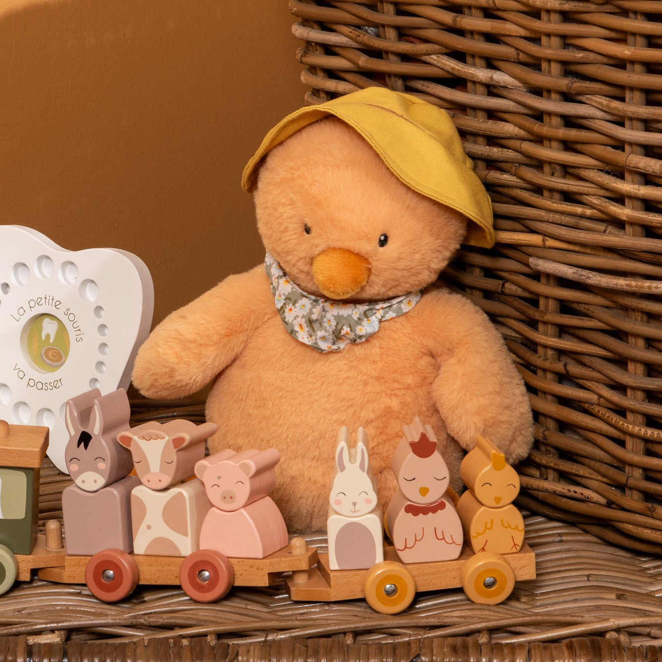 Peluche toute douce en forme de poussin.