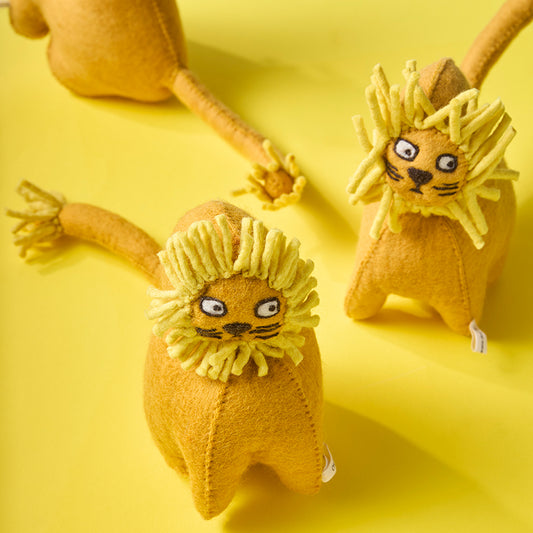 Peluche en laine feutrée en forme de lion jaune . 