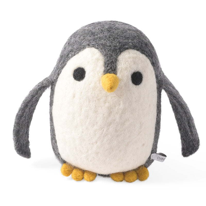 Peluche en laine feutrée en forme de pingouin mignon, de couleurs gris et blanc.
