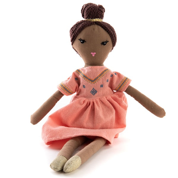 Peluche en forme de poupée avec une robe rose et un chignon.