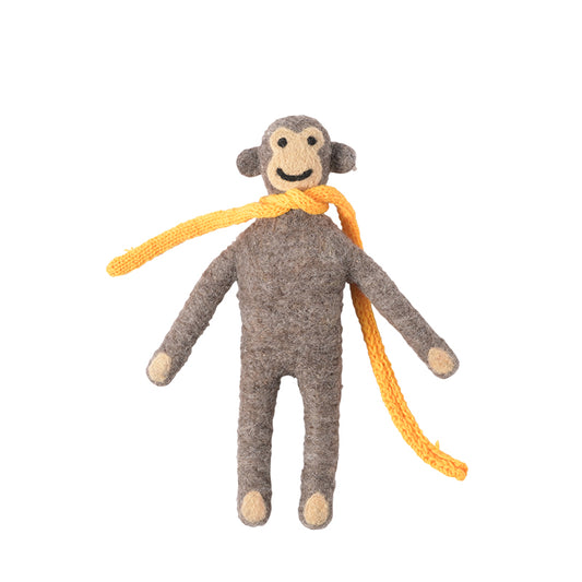 Petite peluche en forme de singe en laine marron avec une écharpe jaune. 