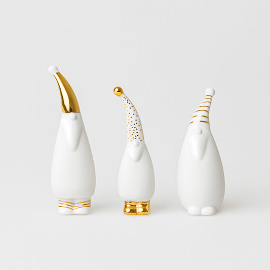 Set de 3 lutins de Noël en porcelaine blanche non émaillée avec des touches de doré.
