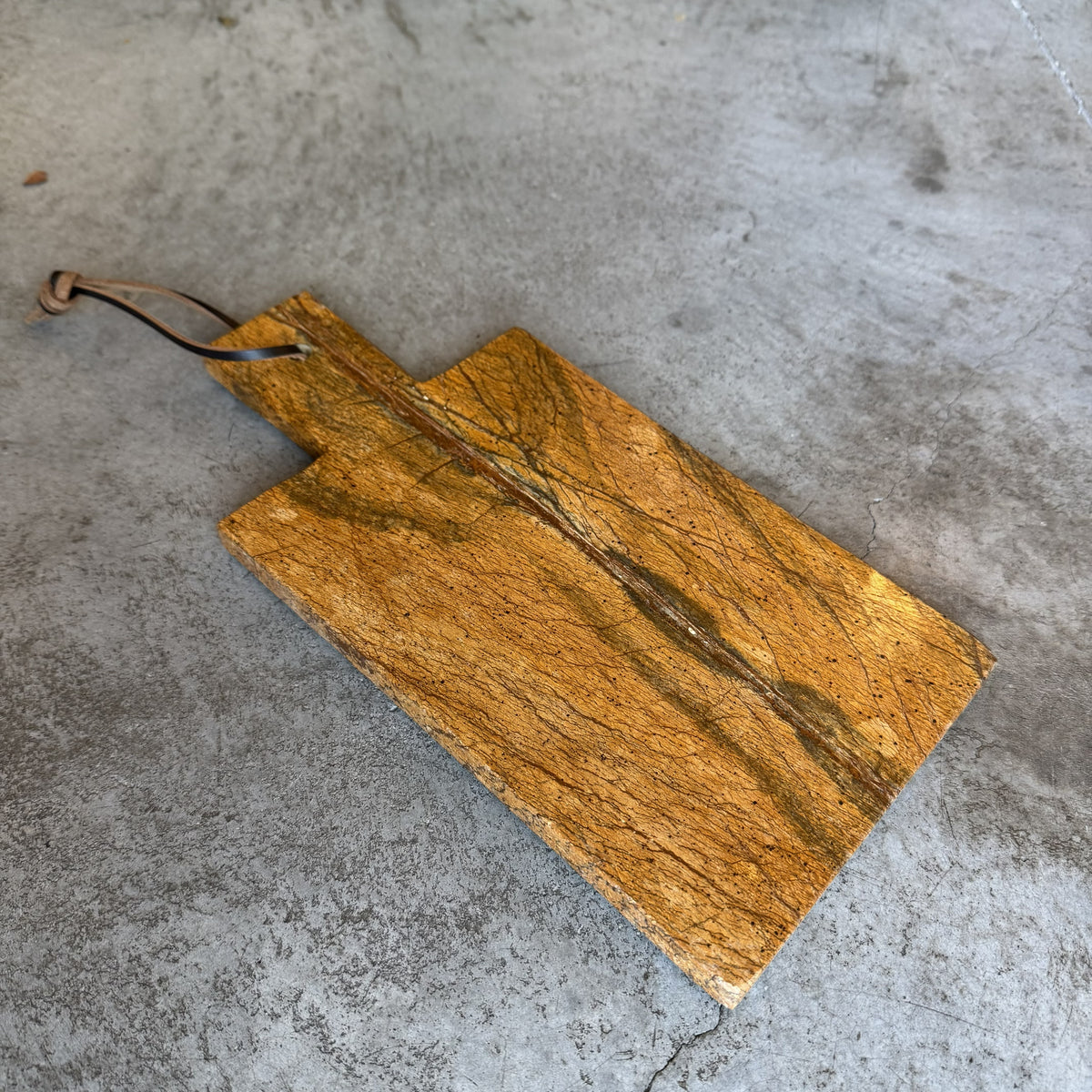 Petite planche en marbre marron.