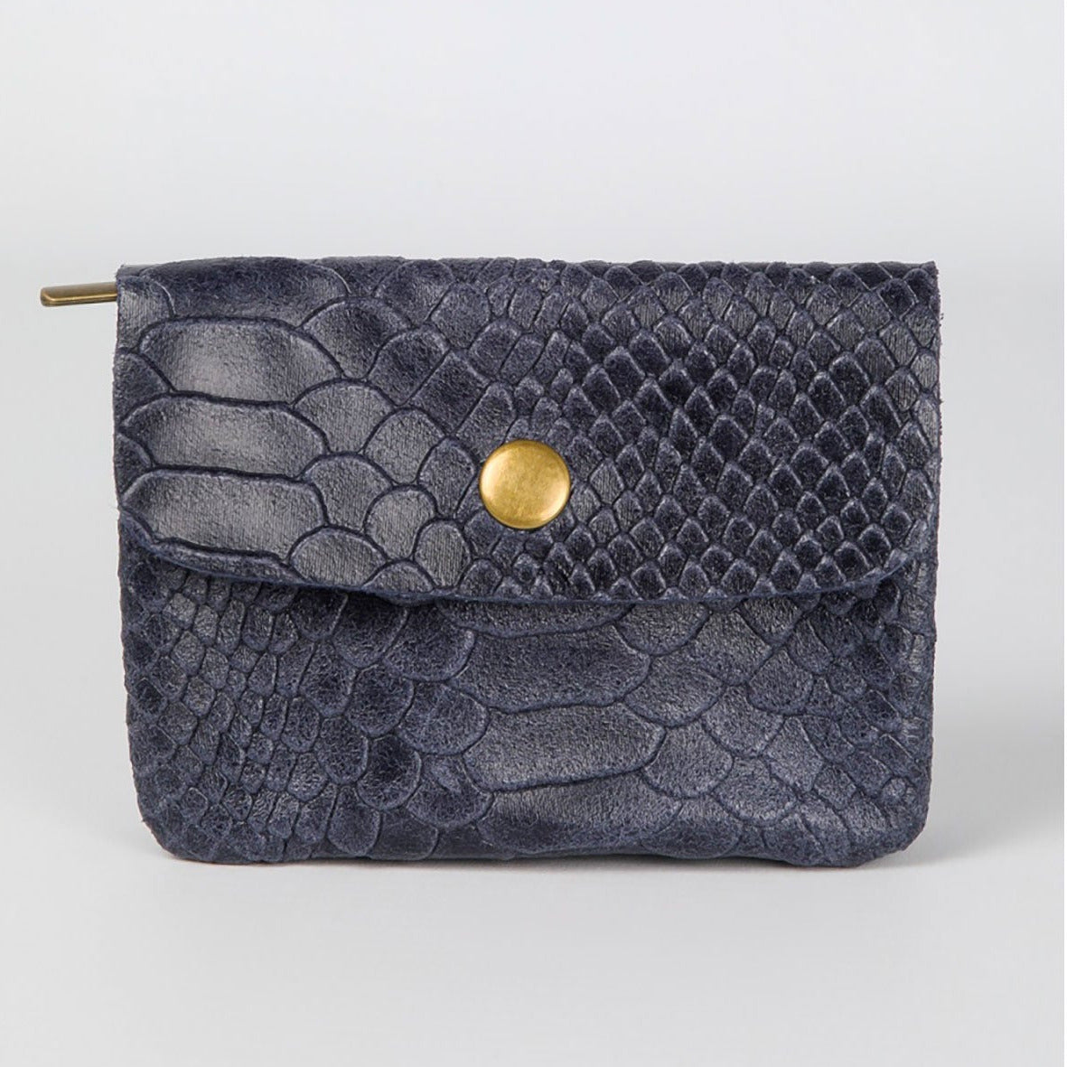 Petit porte-monnaie en cuir effet python, coloris bleu marine.