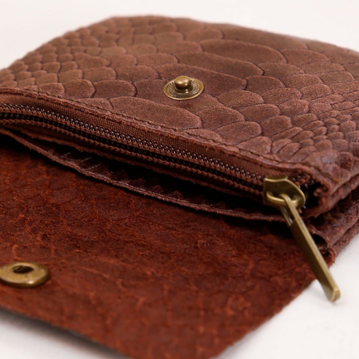 Petit porte-monnaie en cuir effet python, coloris marron.
