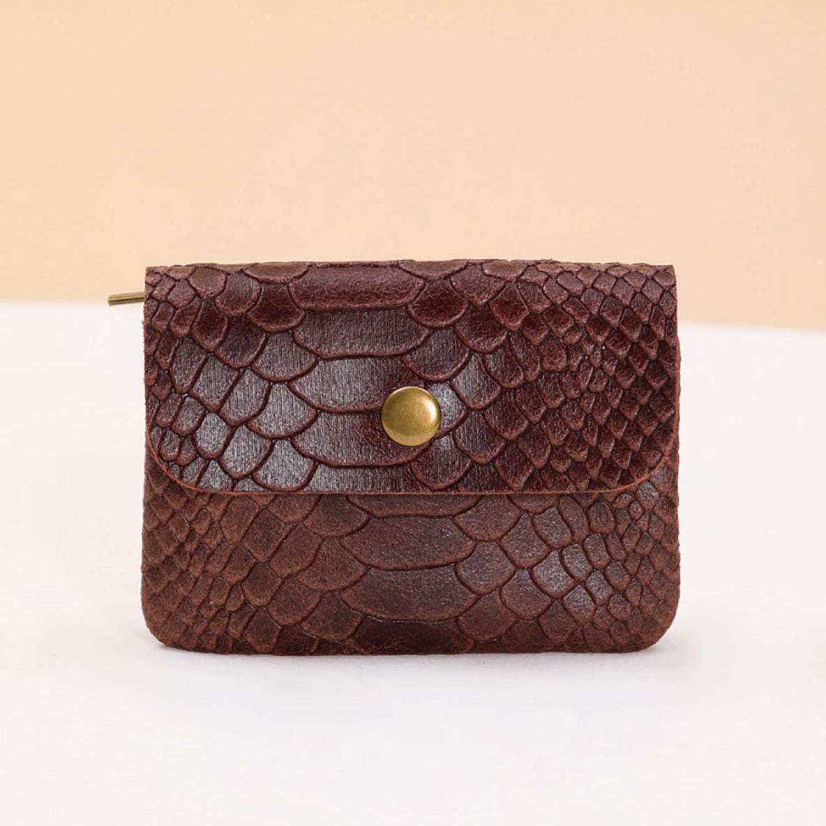 Petit porte-monnaie en cuir effet python, coloris marron.