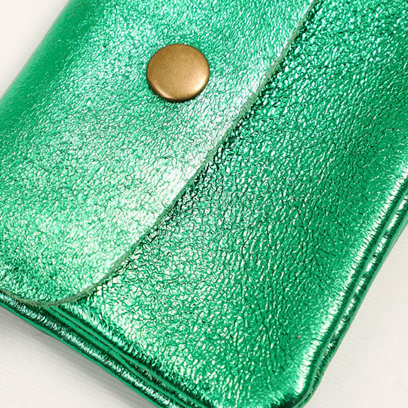Petit porte-monnaie en cuir irisé, coloris vert.