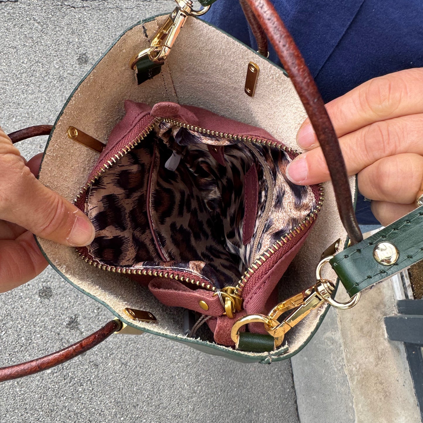 Pochette intérieure amovible dans petit sac seau en cuir. 