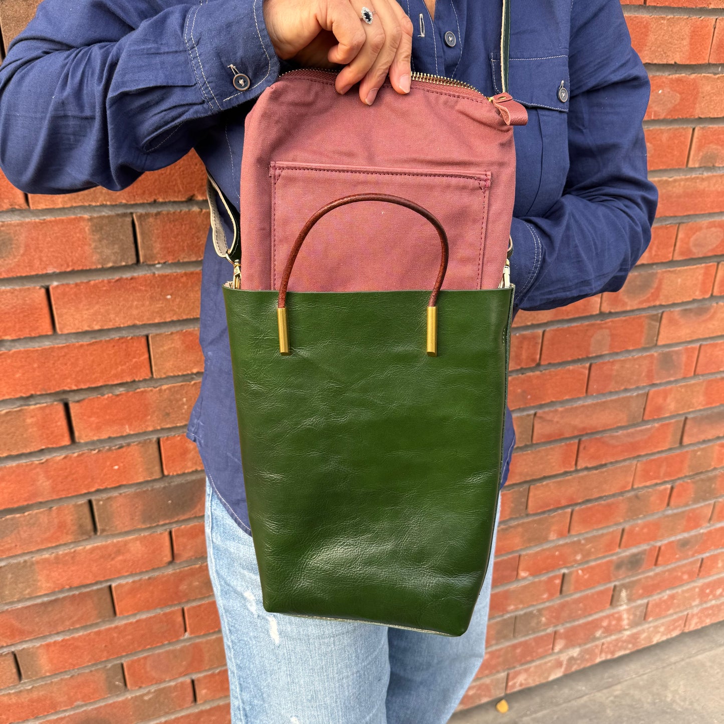 Petit sa seau en cuir, avec anse fixe et bandoulière amovible, coloris marron, avec sa pochette intérieure amovible.