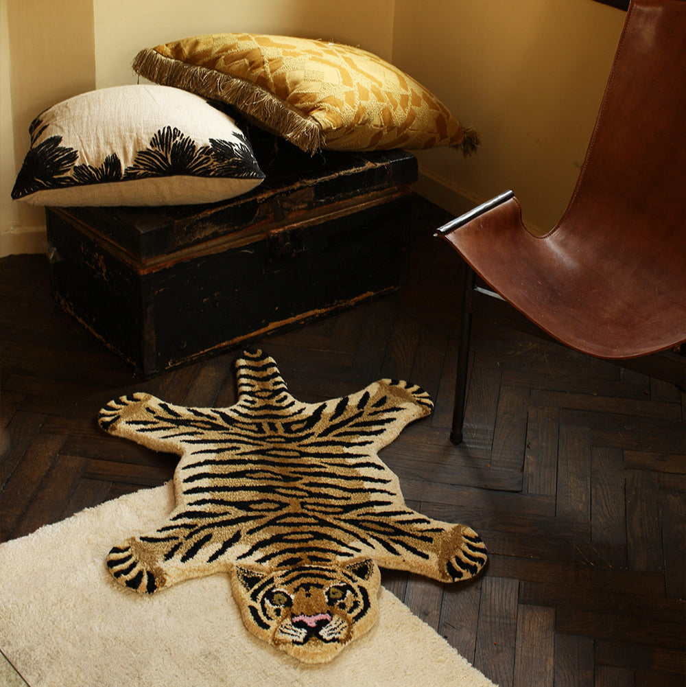 Petit tapis en laine en forme de tigre, dans un salon.