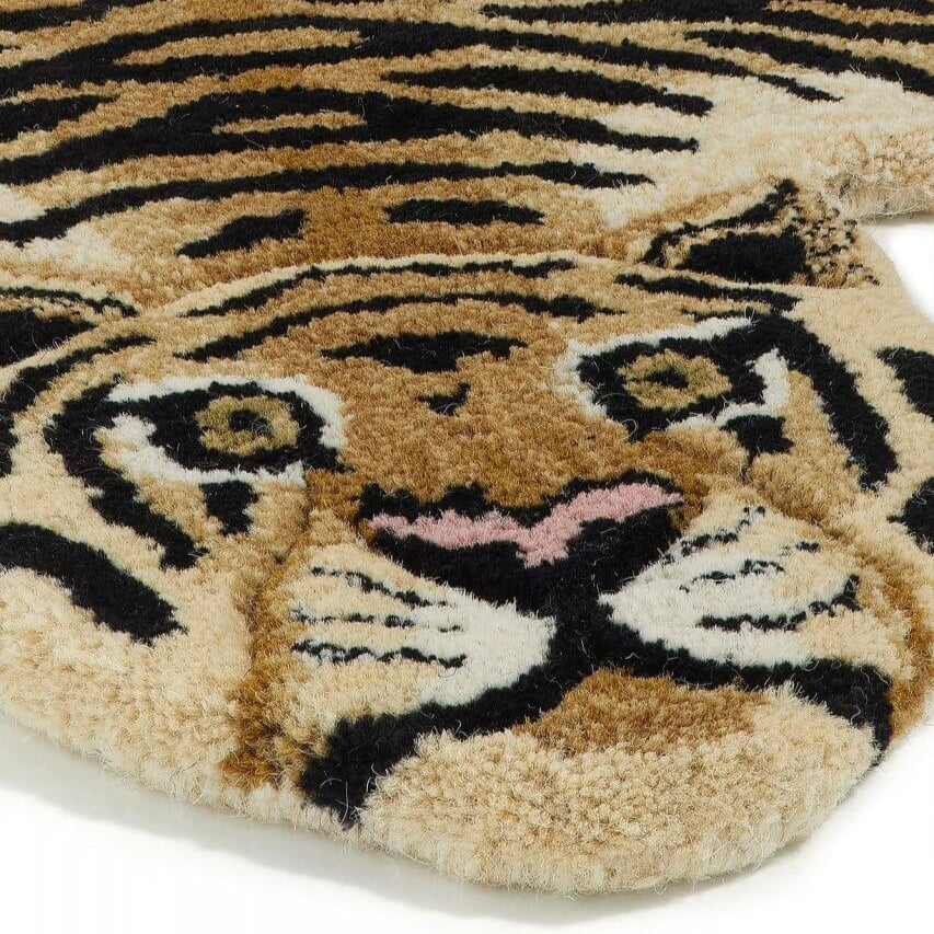 Petit tapis en laine en forme de tigre, détail. 