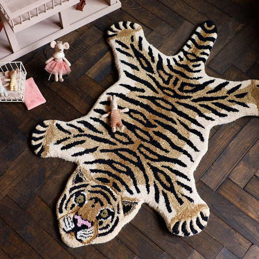 Petit tapis en laine en forme de tigre, dans une chambre d'enfant.
