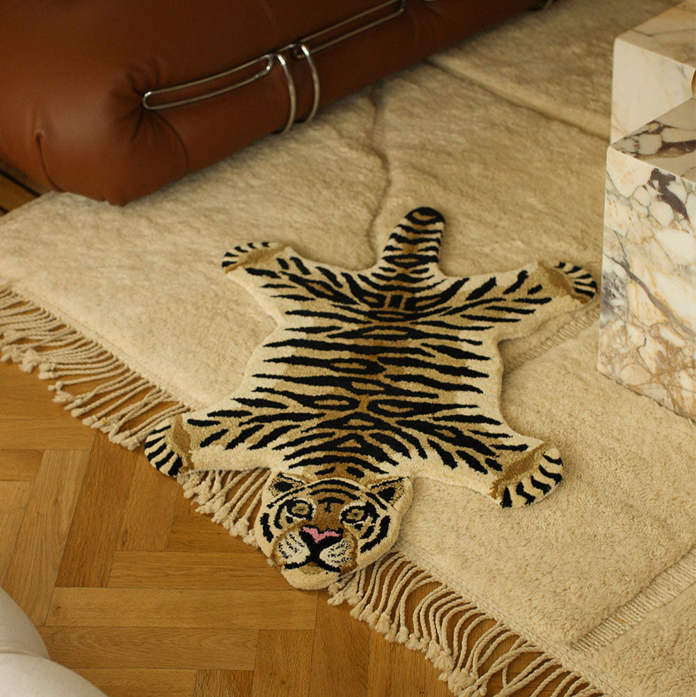 Petit tapis en laine en forme de tigre, dans un salon.