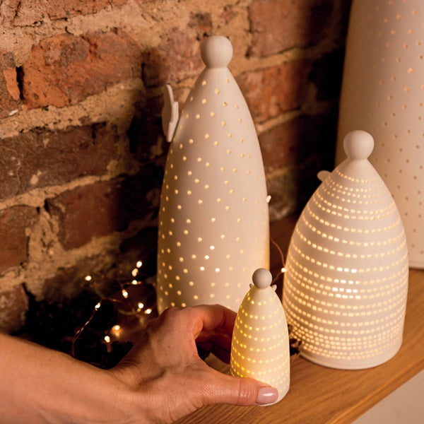 Série de grand photophores allumés en forme d'ange en porcelaine blanche ajourée. 