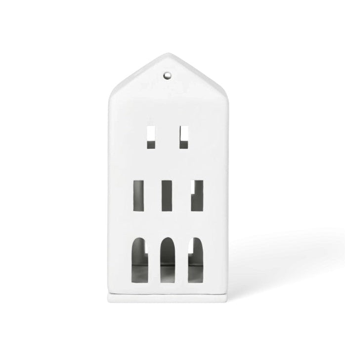 Photophore en porcelaine blanche en forme d'immeuble lumineux, vue de face.