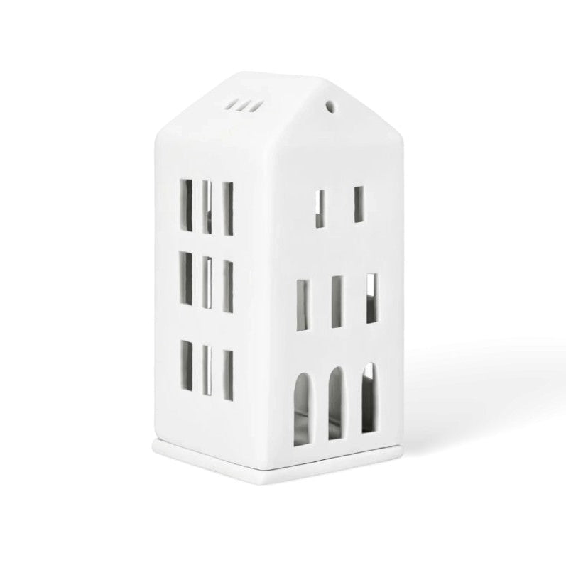 Photophore en porcelaine blanche en forme d'immeuble lumineux, façade avant.