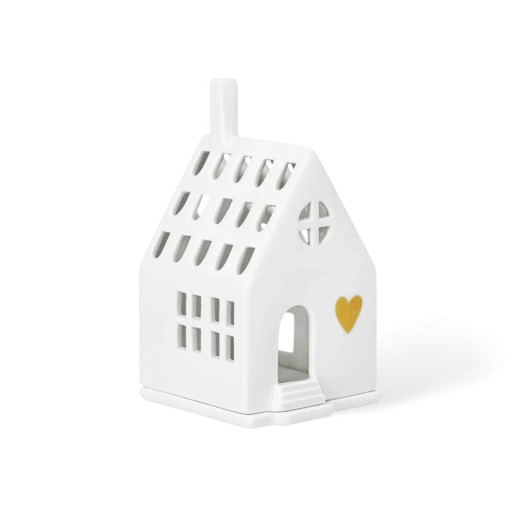 Photophore en porcelaine blanche ajourée en forme de maison, avec un coeur doré en façade.