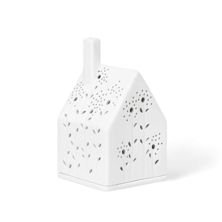 Photophore en porcelaine ajourée en forme de maison, avec façades fleuries.
