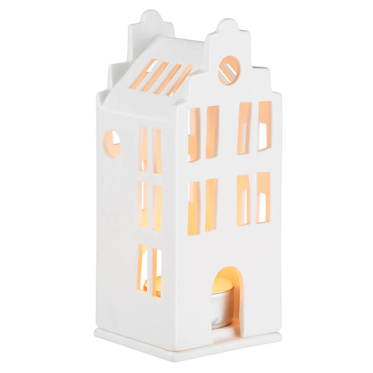 Photophore en porcelaine blanche en forme de maison avec un toit flamand, sur fond blanc.
