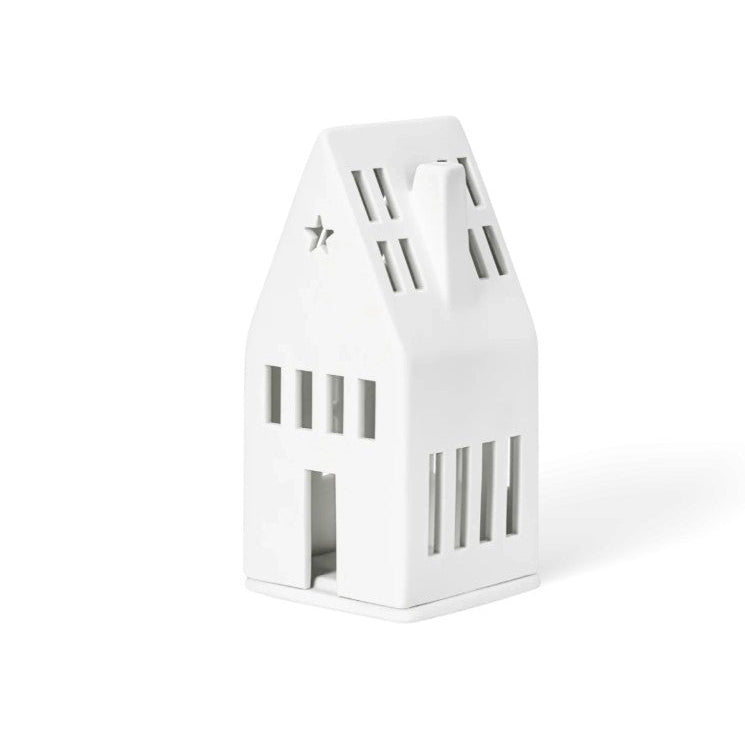 Photophore en porcelaine blanche en forme de maison avec le toit pointu et une ouverture en étoile.