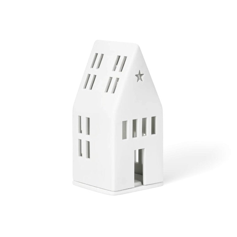 Photophore en porcelaine blanche en forme de maison avec le toit pointu et une ouverture en étoile.