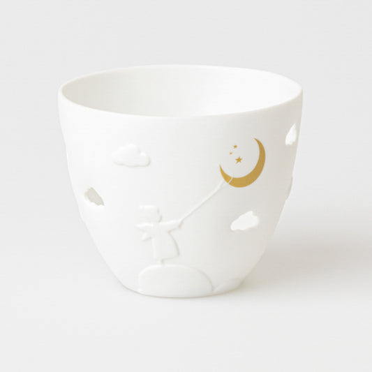 Photophore rond en porcelaine blanche  avec une lune dorée et des nuages gaufrés et découpés.