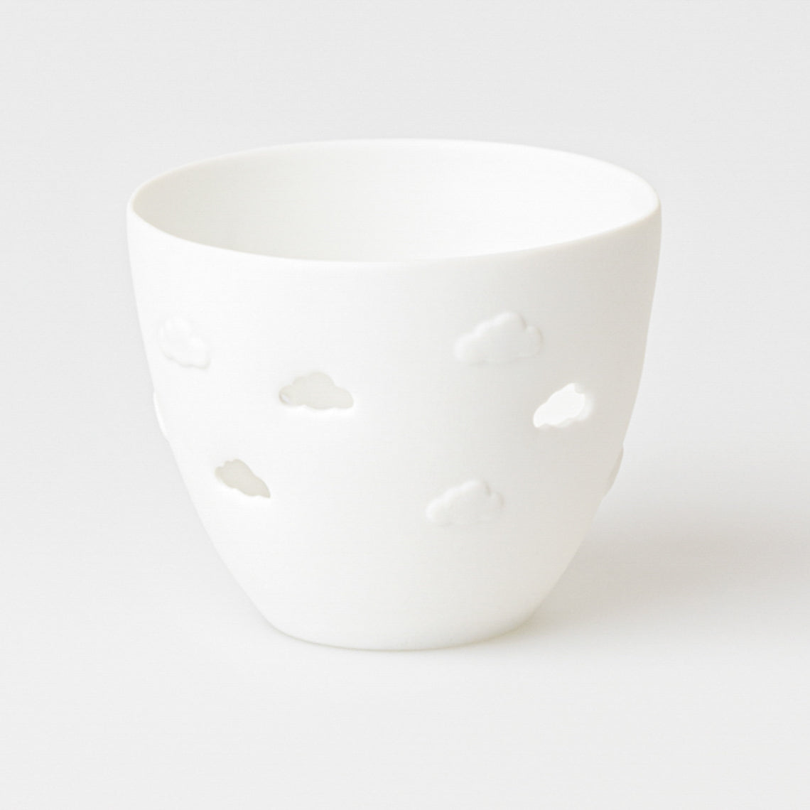 Photophore rond en porcelaine blanche  avec une lune dorée et des nuages gaufrés et découpés.