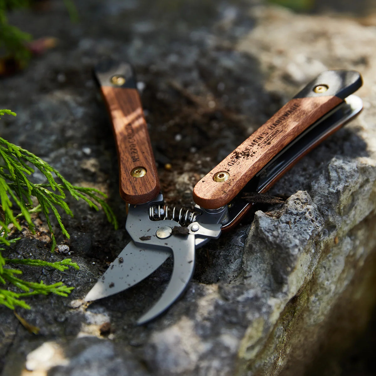 PINCEMULTIOUTILS6ENUNPOURLEJARDIN-LAPETITEBOITEJAUNE