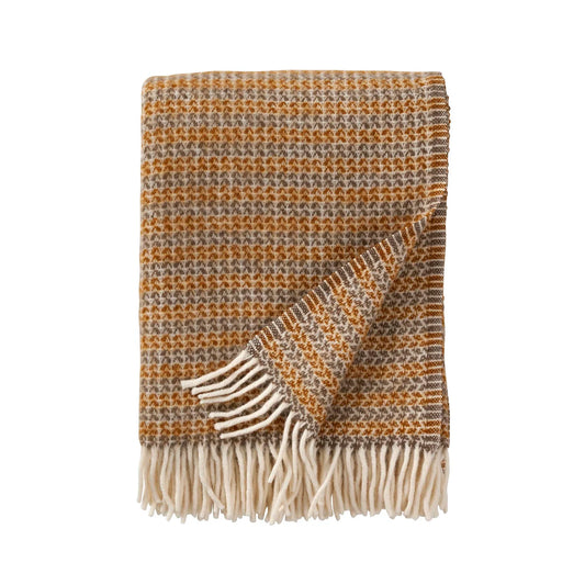 Plaid en laine d'agneau avec des petits motifs courbés dans les tons caramels.
