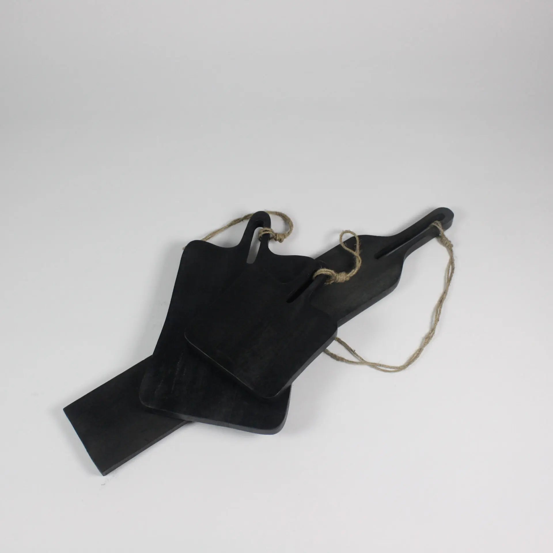 Plusieurs planches de services en bois de manguier noir, de différents formats rectangulaires. 