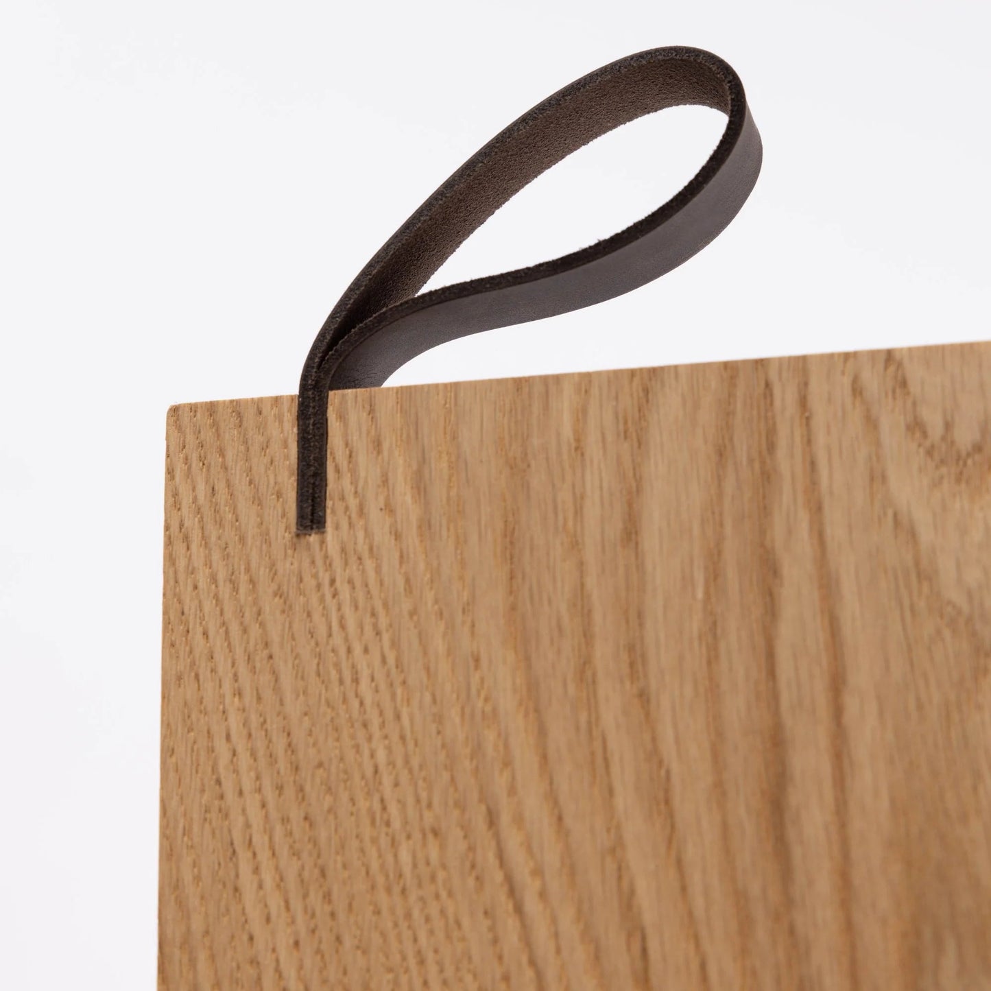 PLANCHE_EN_CHENE_MASSIF_POIGNEE_CUIR_DETAIL-