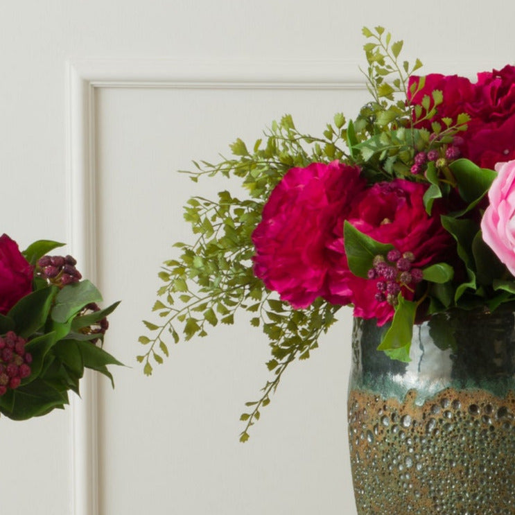 Branche de capillaire artificielle dans un bouquet de fausse fleurs.