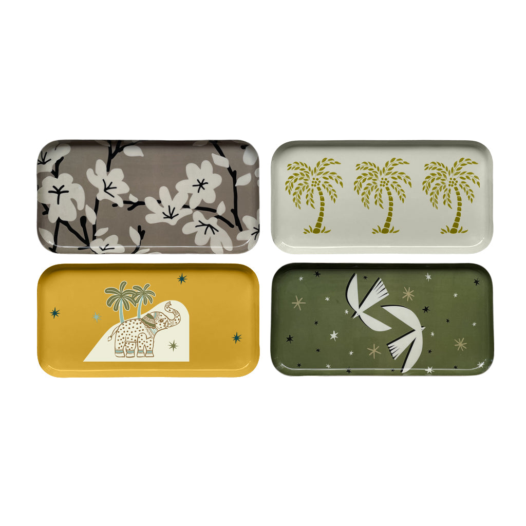 Plateaux rectangulaires en métal avec différents dessins. 