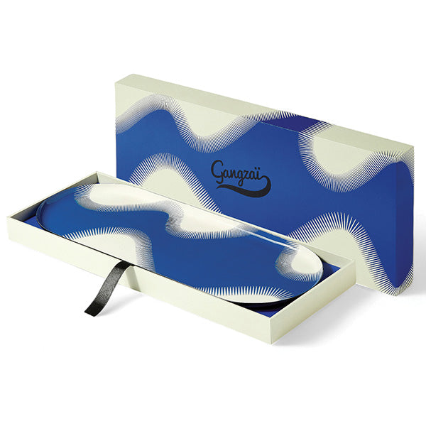 Plateau arrondi aux formes vibrantes et dynamiques, modèle Wave, coloris bleu et blanc ; et son coffret. 