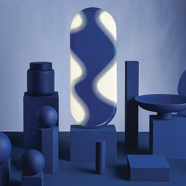 Plateau arrondi aux formes vibrantes et dynamiques, modèle Wave, coloris bleu et blanc.