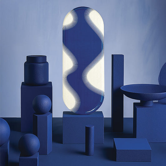 Plateau arrondi aux formes vibrantes et dynamiques, modèle Wave, coloris bleu et blanc.