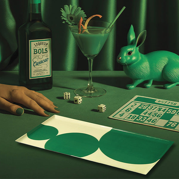 Plateau rectangulaire aux motifs à gros pois, modèle Astre, coloris vert et blanc.