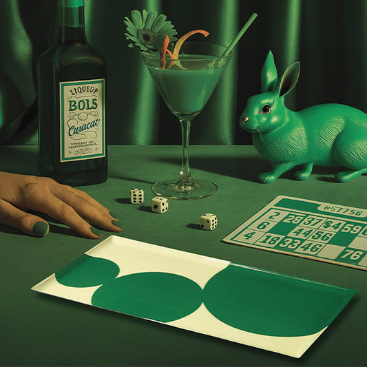 Plateau rectangulaire aux motifs à gros pois, modèle Astre, coloris vert et blanc.