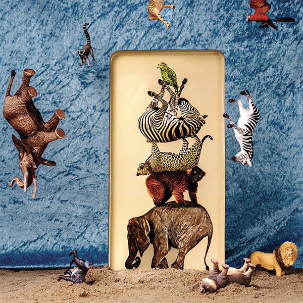 Grand plateau rectangulaire en métal verni, modèle Culbuto, fond beige.