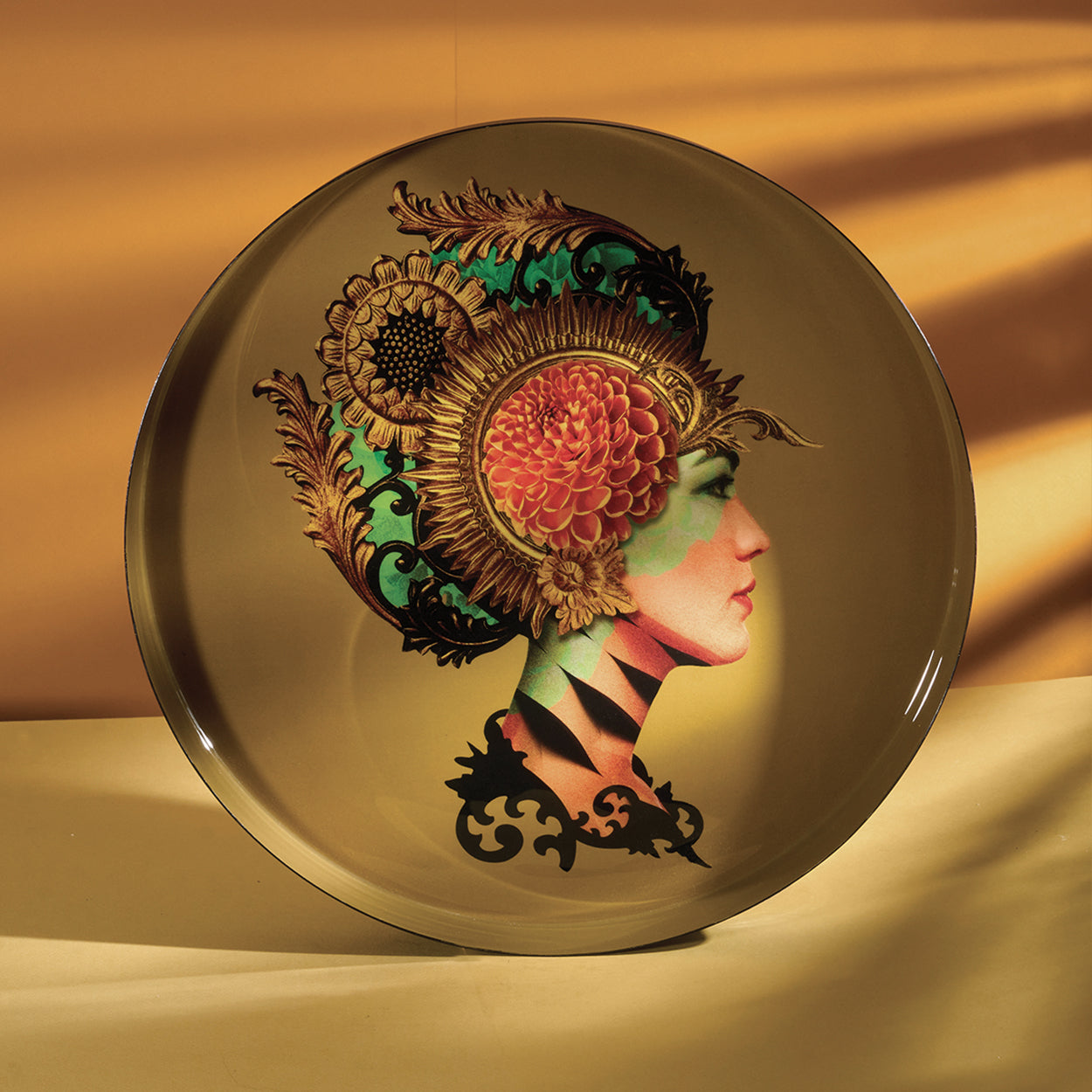 Plateau rond en métal, modèle Naia, fond jaune moutarde. 