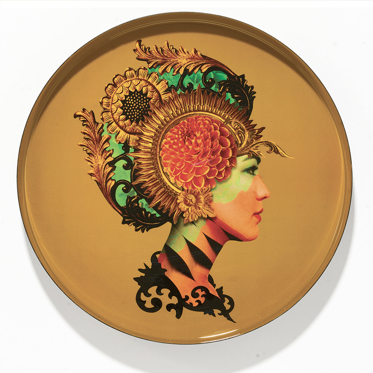 Plateau rond en métal, modèle Naia, fond jaune moutarde. 