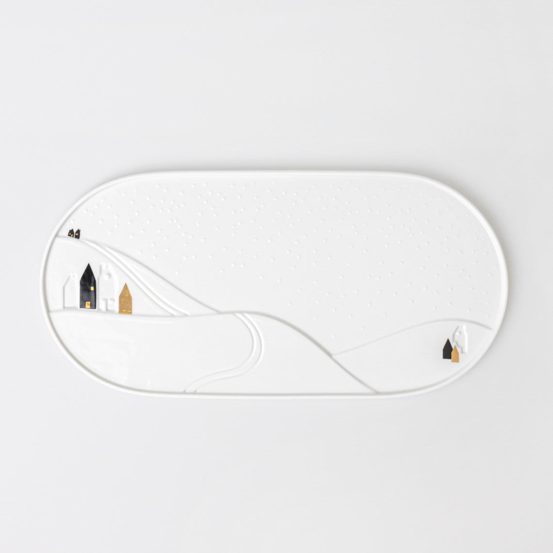 Plat de service en porcelaine émaillée avec un dessin légèrement en relief d'un paysage enneigé.