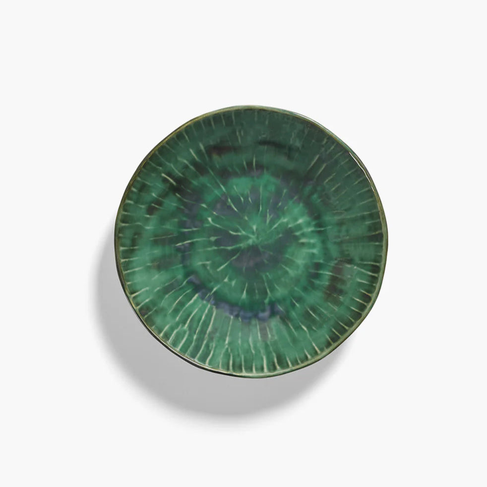 Plat de service en grès vert, motif goujé.