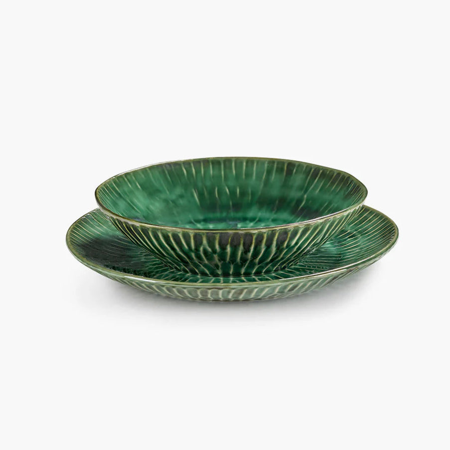 Plat de service en grès vert, motif goujé.