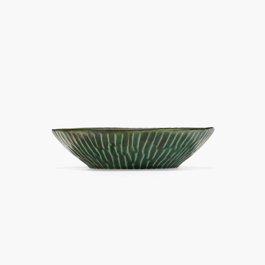 Plat de service en grès vert, motif goujé.