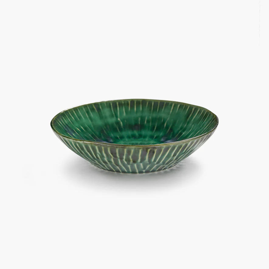 Plat de service en grès vert, motif goujé.