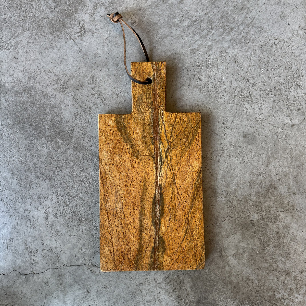 Petite planche en marbre marron.