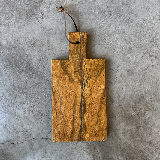 Petite planche en marbre marron.